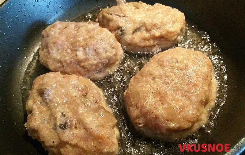 Фото приготовление рецепта: Котлеты из мясного фарша с шампиньонами шаг №6