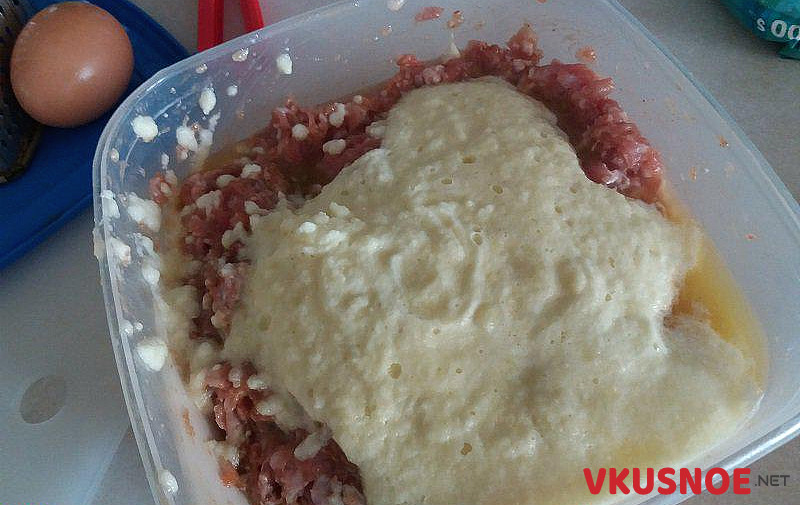 Фото приготовление рецепта: Котлеты из куриного фарша с овощами шаг №4