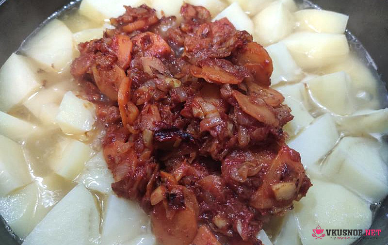 Фото приготовление рецепта: Картофель с курицей овощами и томатной пастой шаг №10