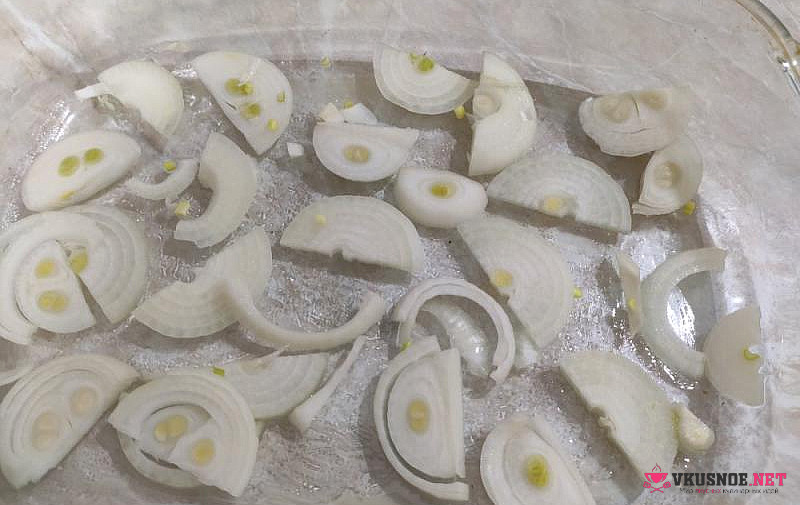 Фото приготовление рецепта: Картофель запёченный с курицей в сметане и кетчупе шаг №4