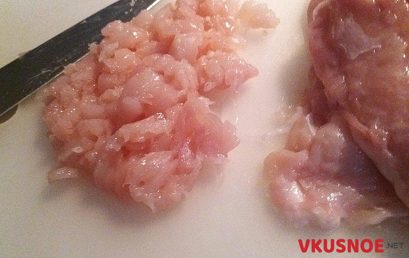 Фото приготовление рецепта: Рубленные котлеты из куриного филе с картофелем шаг №2