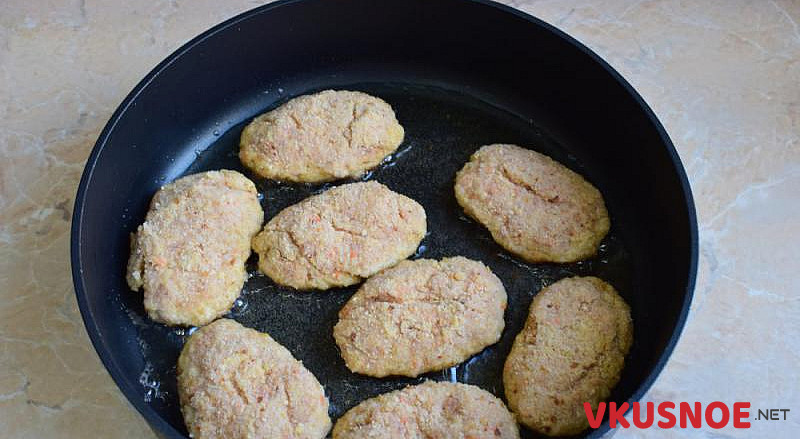 Фото приготовление рецепта: Котлеты из двух видов мяса и овощей шаг №5
