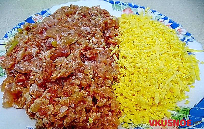 Фото приготовление рецепта: Котлеты из куриного филе с сыром шаг №3