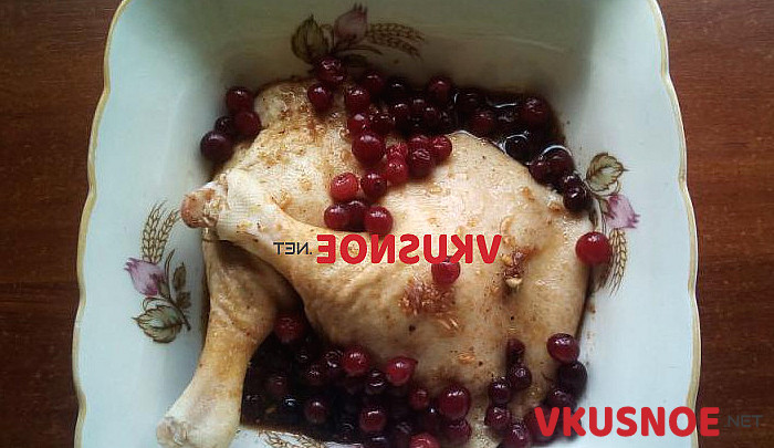 Фото приготовление рецепта: Утиные ножки запечённые с яблоком и клюквой шаг №3