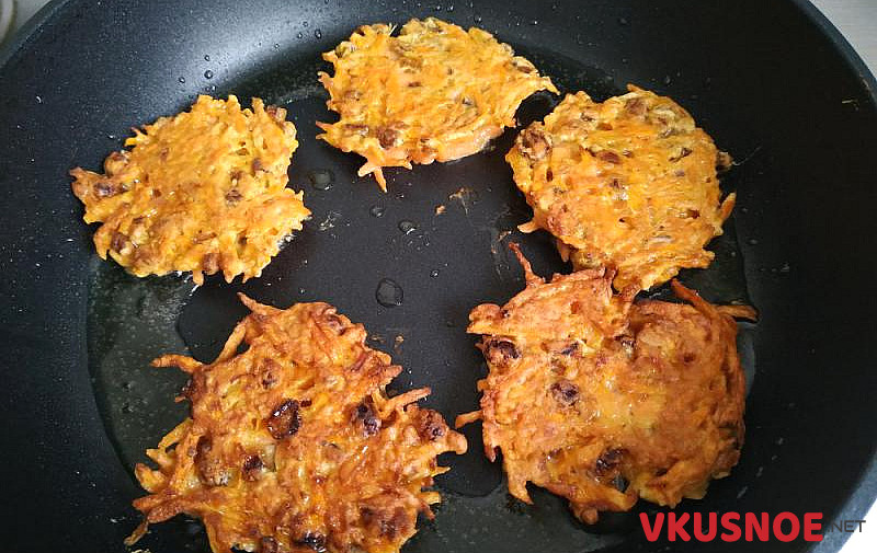 Фото приготовление рецепта: Морковные котлеты с грецкими орехами и изюмом шаг №7