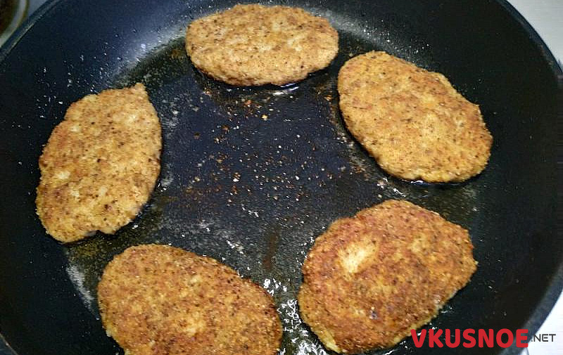Фото приготовление рецепта: Котлеты из куриного бедра шаг №9