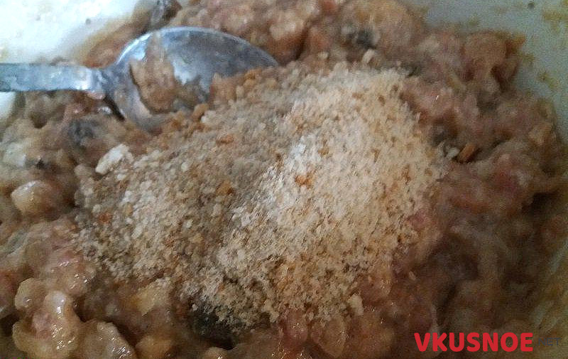 Фото приготовление рецепта: Котлеты из мясного фарша с шампиньонами шаг №5
