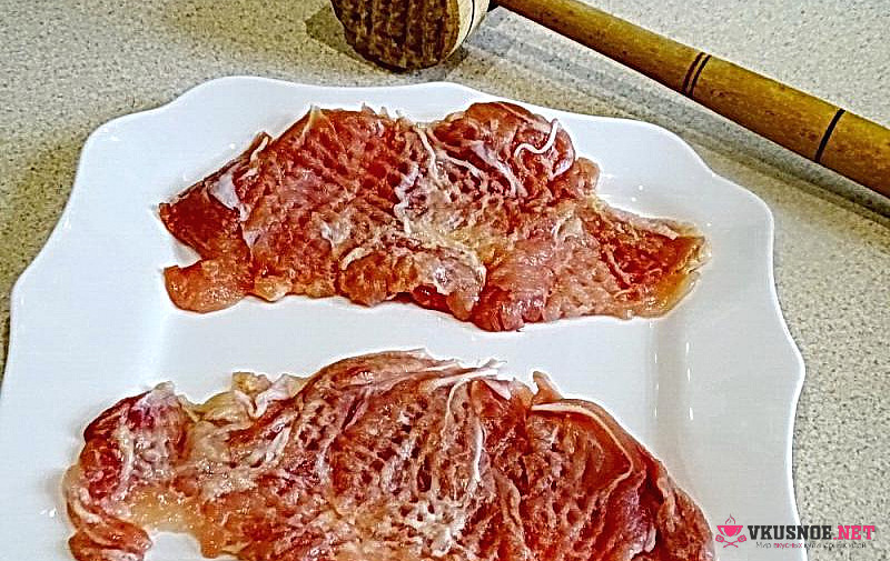 Фото приготовление рецепта: Отбивные чесночные из куриных бедер шаг №1