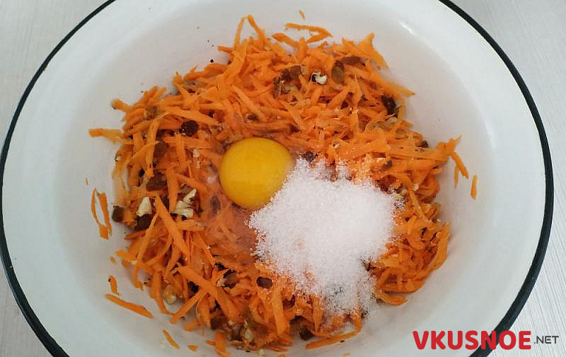 Фото приготовление рецепта: Морковные котлеты с грецкими орехами и изюмом шаг №4