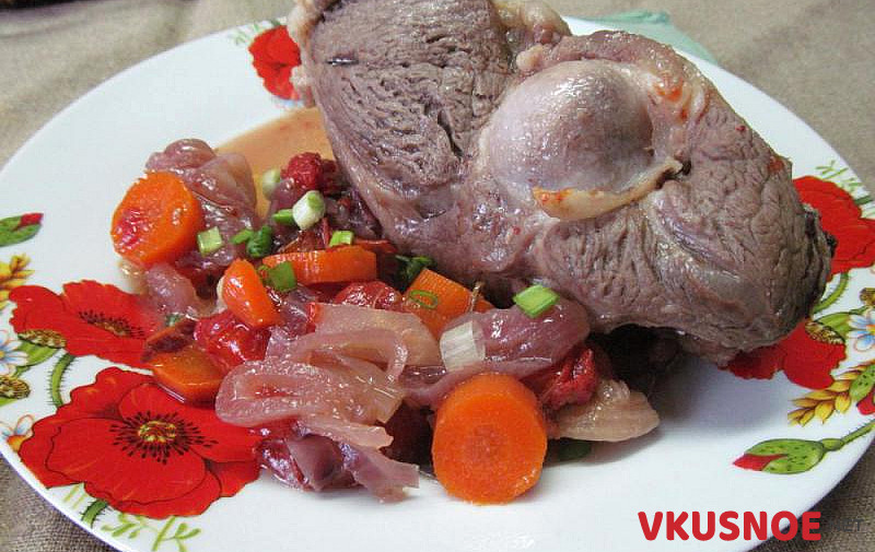 Фото приготовление рецепта: Тушеная баранина с овощами и травами шаг №5