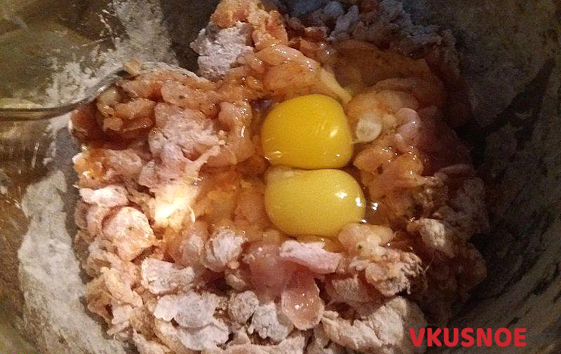 Фото приготовление рецепта: Рубленные котлеты из куриного филе с картофелем шаг №5