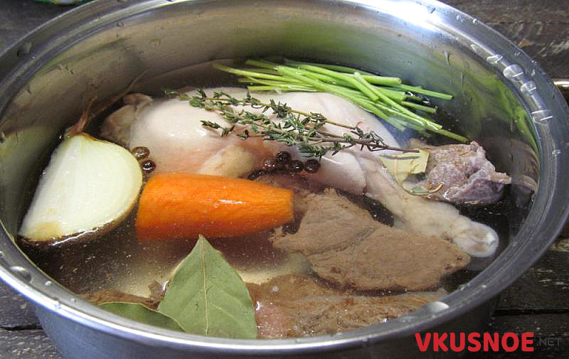 Фото приготовление рецепта: Пасхальное заливное из курицы и говядины шаг №2