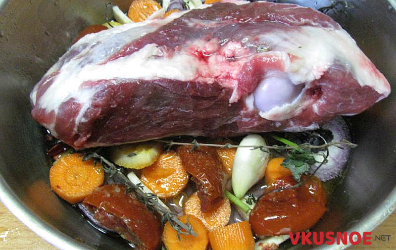 Фото приготовление рецепта: Тушеная баранина с овощами и травами шаг №2