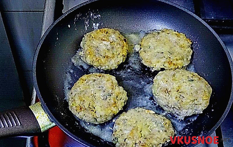 Фото приготовление рецепта: Котлеты из консервированной рыбы с рисом шаг №4