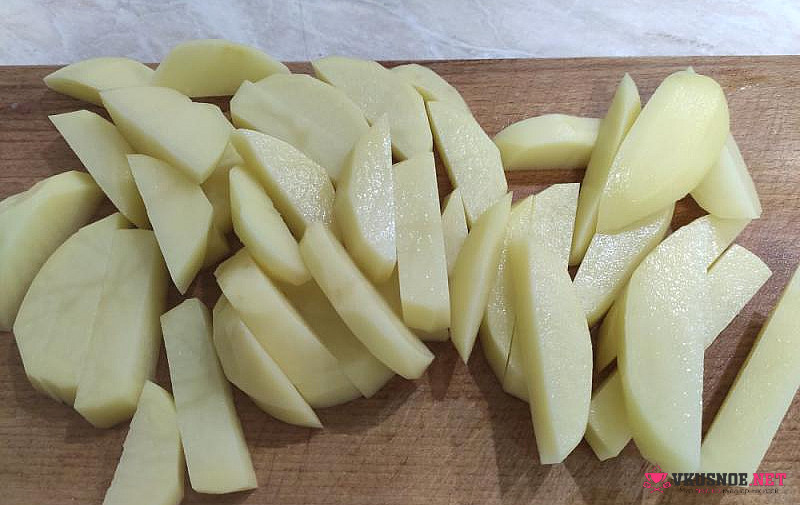 Фото приготовление рецепта: Картофель запёченный с курицей в сметане и кетчупе шаг №2