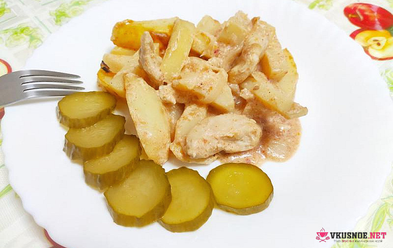 Фото приготовление рецепта: Картофель запёченный с курицей в сметане и кетчупе шаг №11
