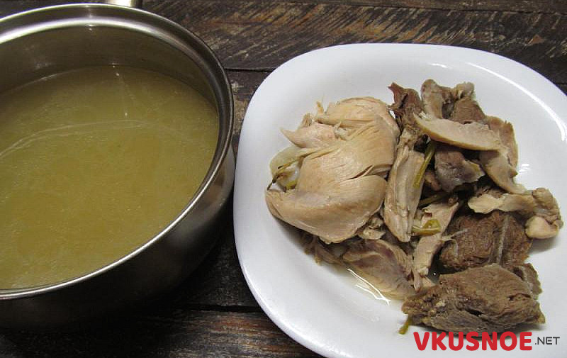 Фото приготовление рецепта: Пасхальное заливное из курицы и говядины шаг №4