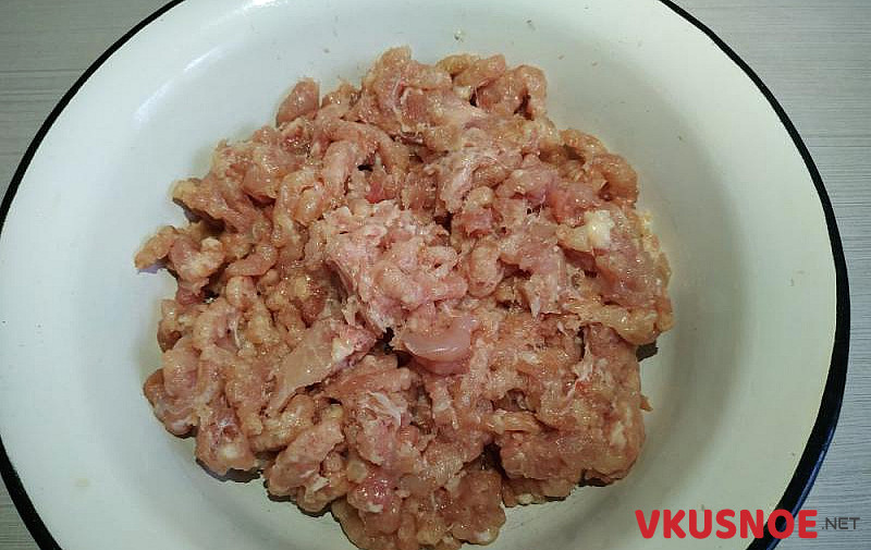 Фото приготовление рецепта: Котлеты из куриного бедра шаг №2