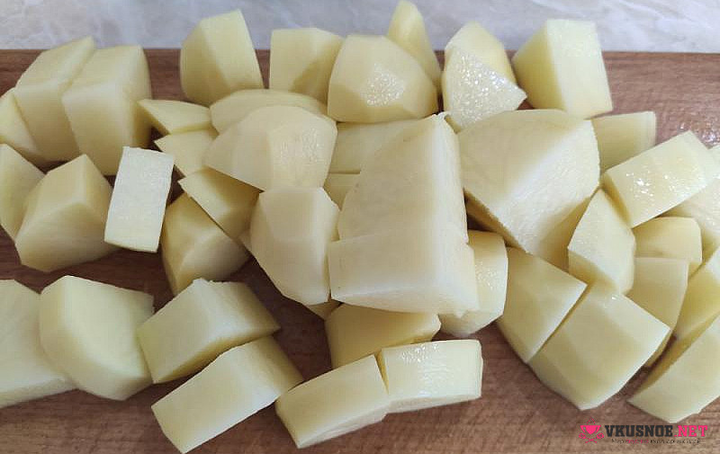 Фото приготовление рецепта: Картофель с курицей овощами и томатной пастой шаг №2