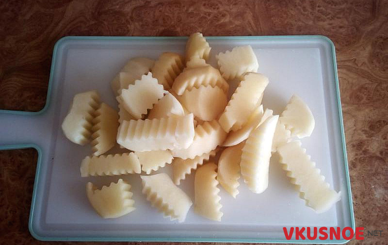 Фото приготовление рецепта: Утка кусочками с картофелем в духовке шаг №2