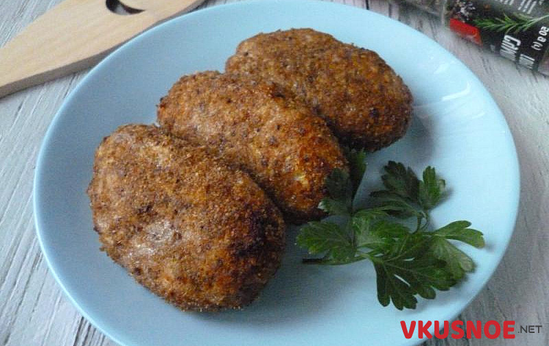 Фото приготовление рецепта: Котлеты куриные с отрубями шаг №4