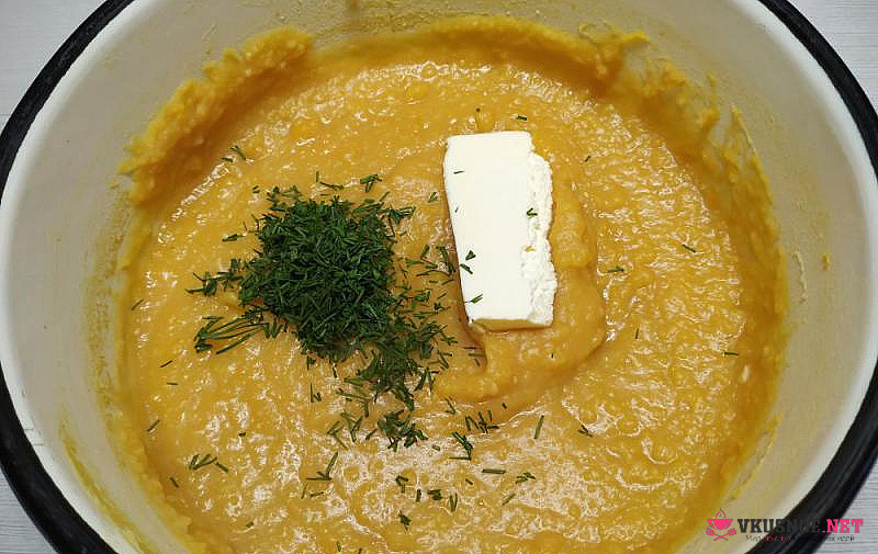 Фото приготовление рецепта: Гороховая каша со шкварками и укропом шаг №5
