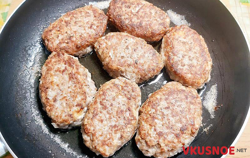 Фото приготовление рецепта: Котлеты из гречки с фаршем и сыром шаг №13