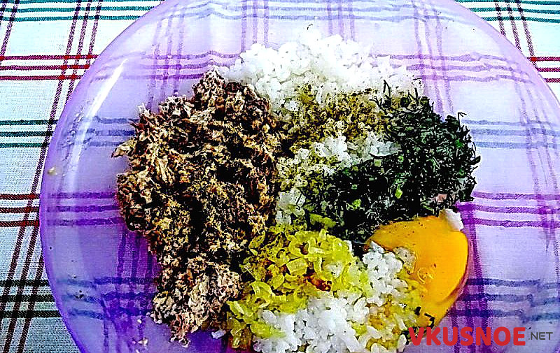 Фото приготовление рецепта: Котлеты из консервированной рыбы с рисом шаг №2