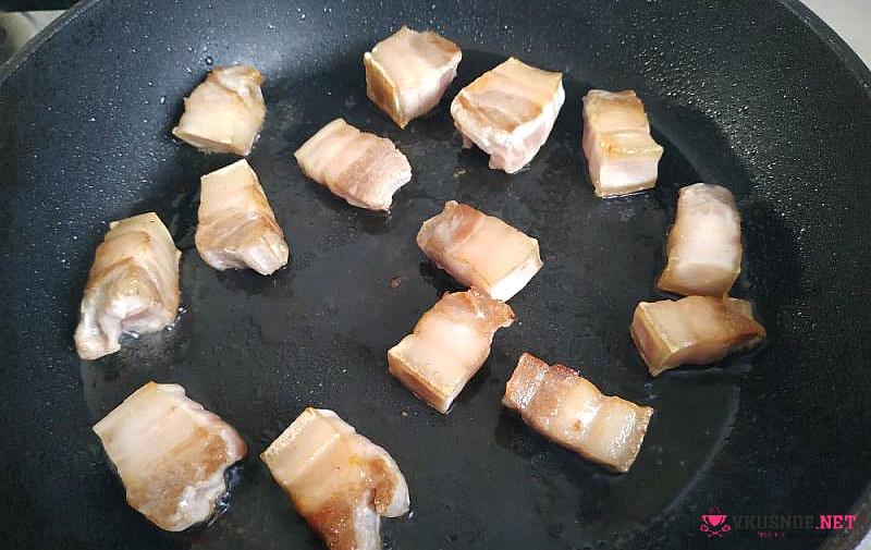 Фото приготовление рецепта: Булгур со свининой грудинкой и кукурузой на сковороде шаг №2