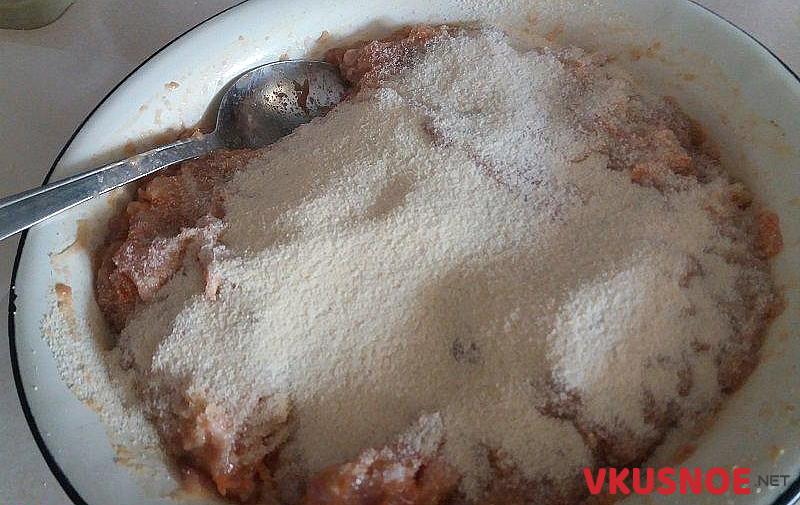 Фото приготовление рецепта: Котлеты из куриного фарша с овощами шаг №7
