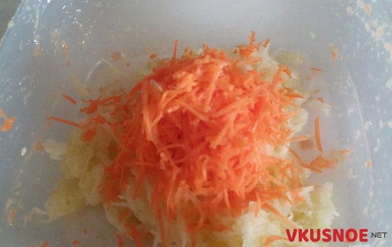 Фото приготовление рецепта: Котлеты из куриного фарша с овощами шаг №5