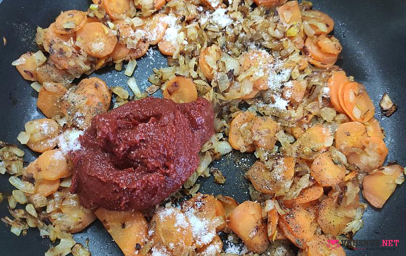 Фото приготовление рецепта: Картофель с курицей овощами и томатной пастой шаг №9