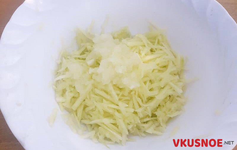 Фото приготовление рецепта: Оладьи из кабачков с рукколой шаг №2