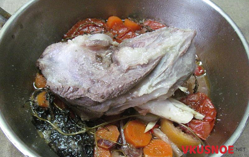 Фото приготовление рецепта: Тушеная баранина с овощами и травами шаг №4