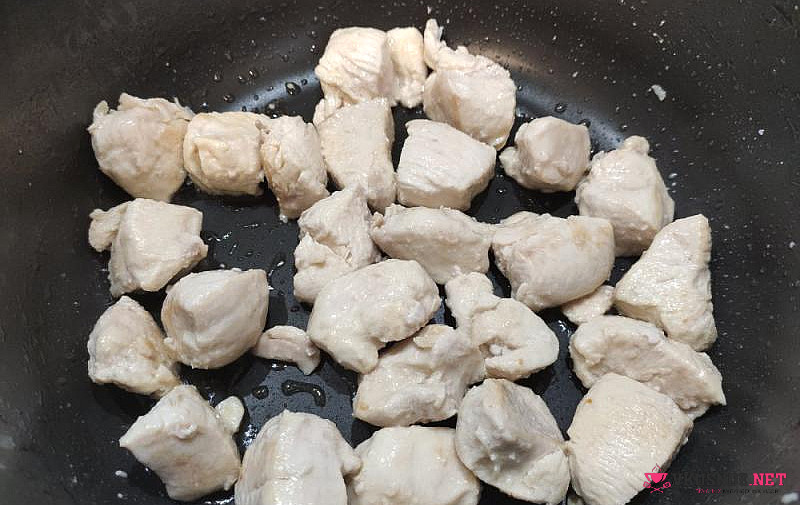Фото приготовление рецепта: Картофель с курицей овощами и томатной пастой шаг №3