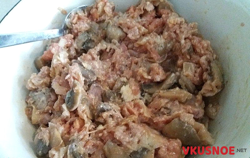 Фото приготовление рецепта: Котлеты из мясного фарша с шампиньонами шаг №3