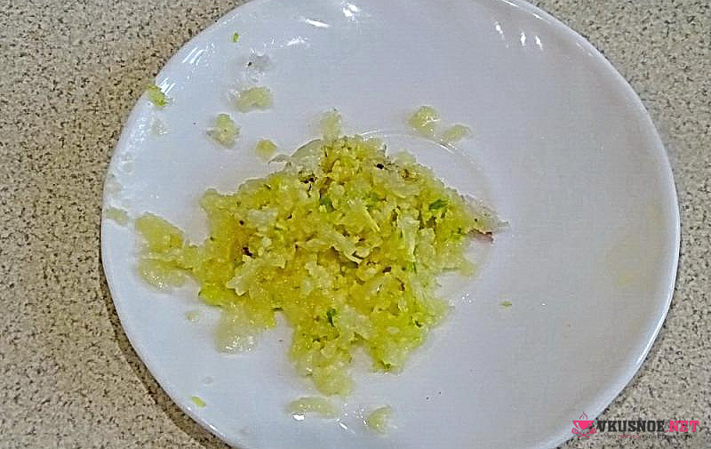 Фото приготовление рецепта: Отбивные чесночные из куриных бедер шаг №2