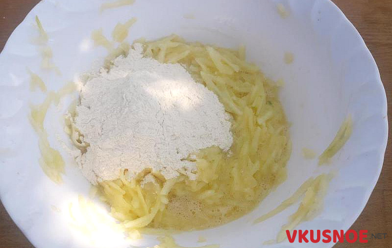 Фото приготовление рецепта: Оладьи из кабачков с рукколой шаг №5