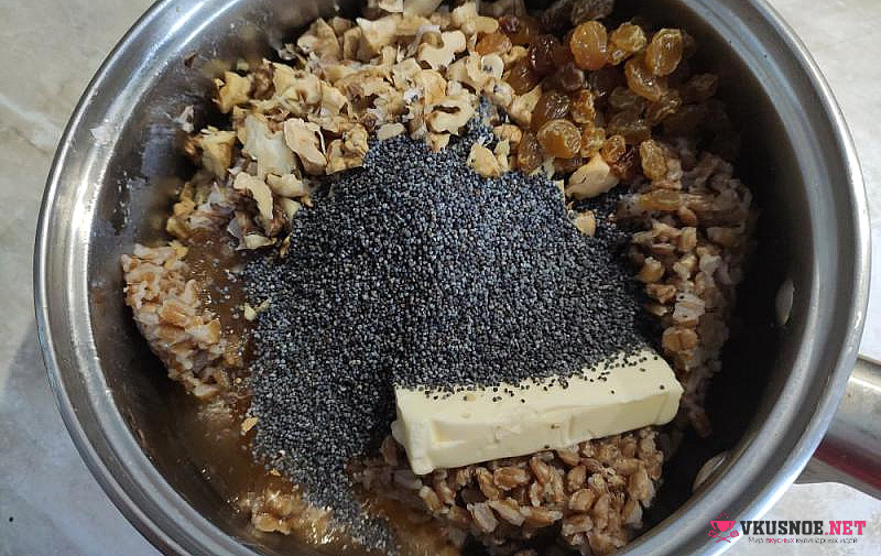 Фото приготовление рецепта: Кутья из пшеницы с орехами и изюмом шаг №4