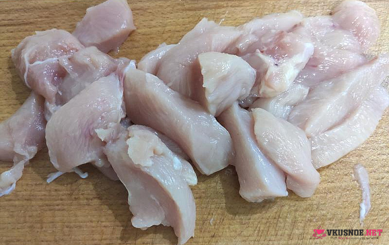 Фото приготовление рецепта: Картофель запёченный с курицей в сметане и кетчупе шаг №3