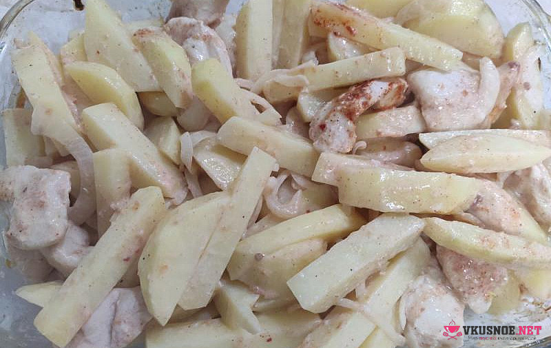 Фото приготовление рецепта: Картофель запёченный с курицей в сметане и кетчупе шаг №9
