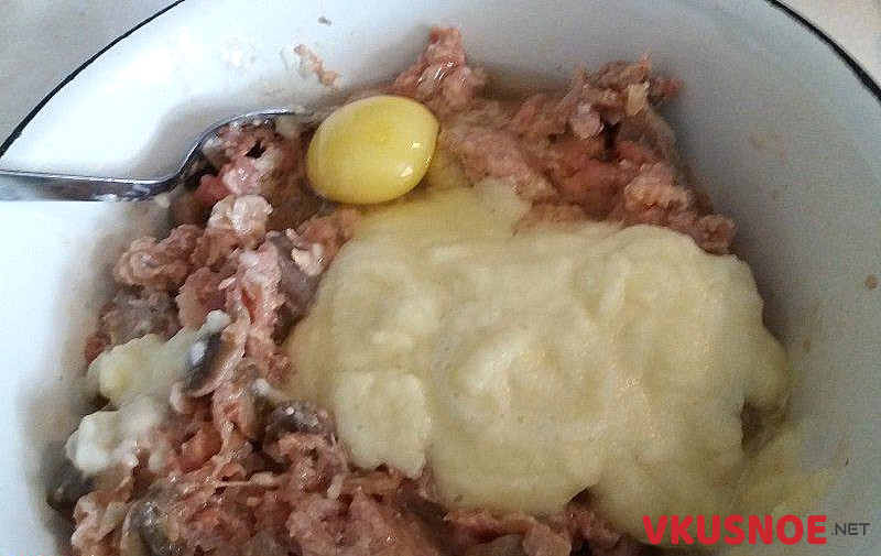 Фото приготовление рецепта: Котлеты из мясного фарша с шампиньонами шаг №4