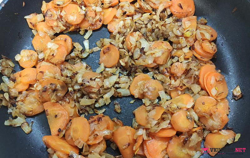 Фото приготовление рецепта: Картофель с курицей овощами и томатной пастой шаг №8