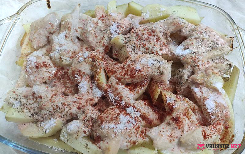 Фото приготовление рецепта: Картофель запёченный с курицей в сметане и кетчупе шаг №8