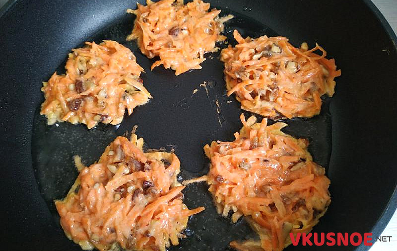 Фото приготовление рецепта: Морковные котлеты с грецкими орехами и изюмом шаг №6