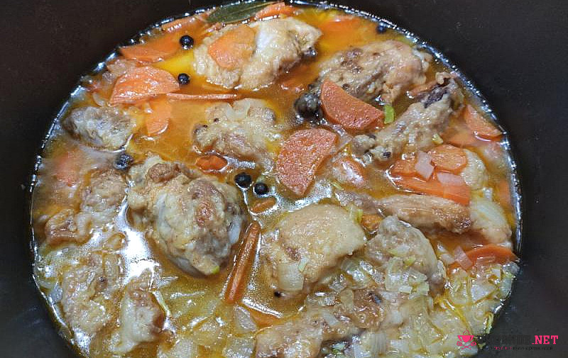 Фото приготовление рецепта: Курица тушёная с овощами шаг №7