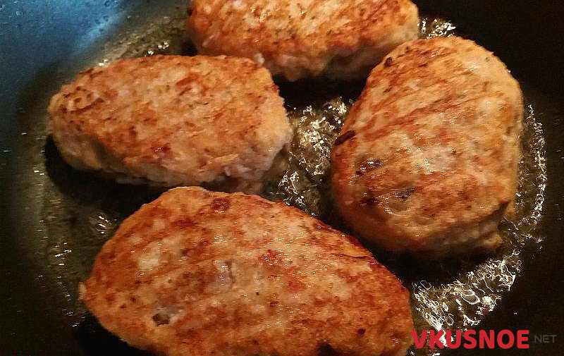 Фото приготовление рецепта: Котлеты из мясного фарша с шампиньонами шаг №7