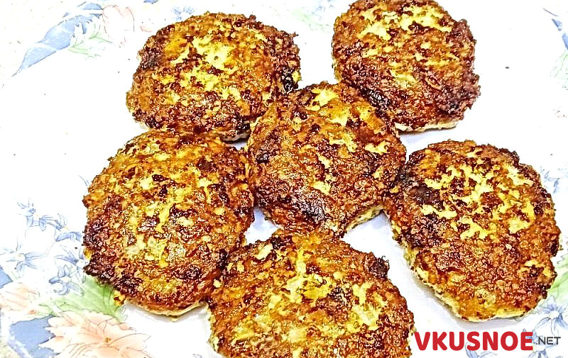 Фото приготовление рецепта: Котлеты из куриного филе с сыром шаг №6