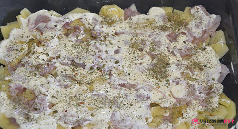 Фото приготовление рецепта: Картофельная запеканка с куриной грудкой и сыром шаг №3