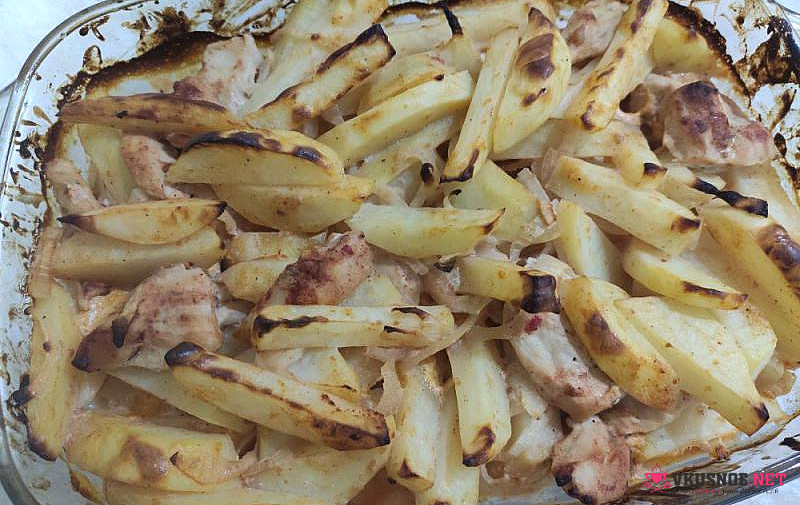 Фото приготовление рецепта: Картофель запёченный с курицей в сметане и кетчупе шаг №10